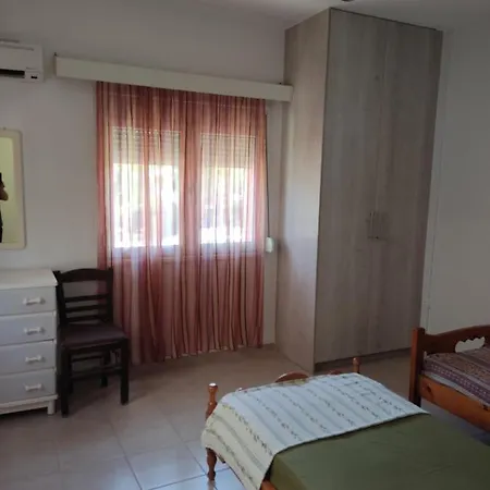 Apartment κιατο-πευκιας: Seaside Corner House With Garden *