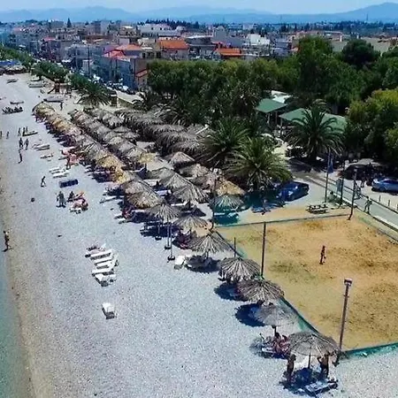 Apartment κιατο-πευκιας: Seaside Corner House With Garden