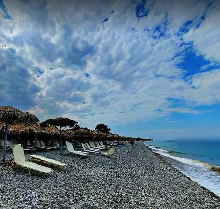 κιατο-πευκιας: Seaside Corner House With Garden *