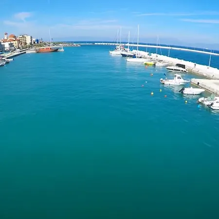 Apartment κιατο-πευκιας: Seaside Corner House With Garden *